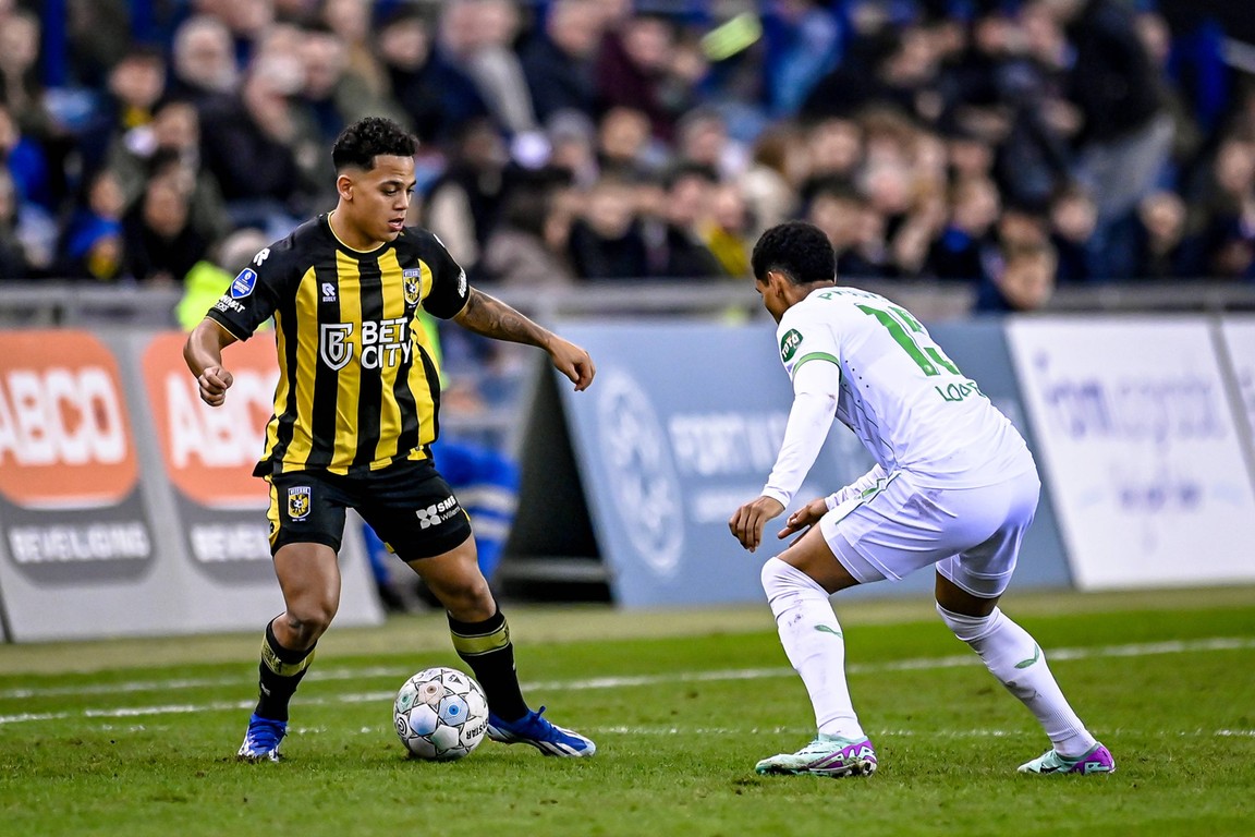 Manhoef leeft mee: 'Vitesse hoort niet zo laag te spelen'
