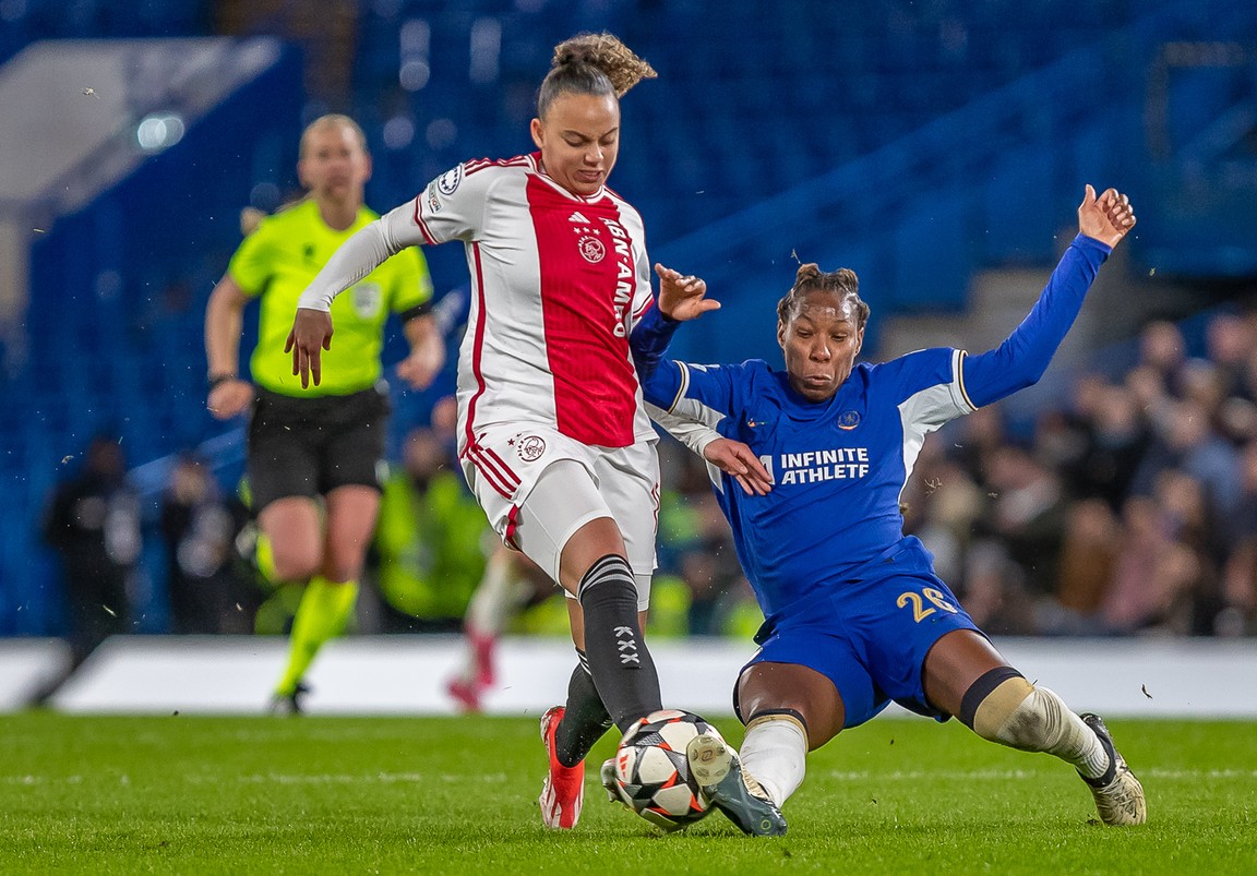 'Supertrotse' Grant scoort voor Ajax tegen Chelsea: 'Precies wat we bespraken'