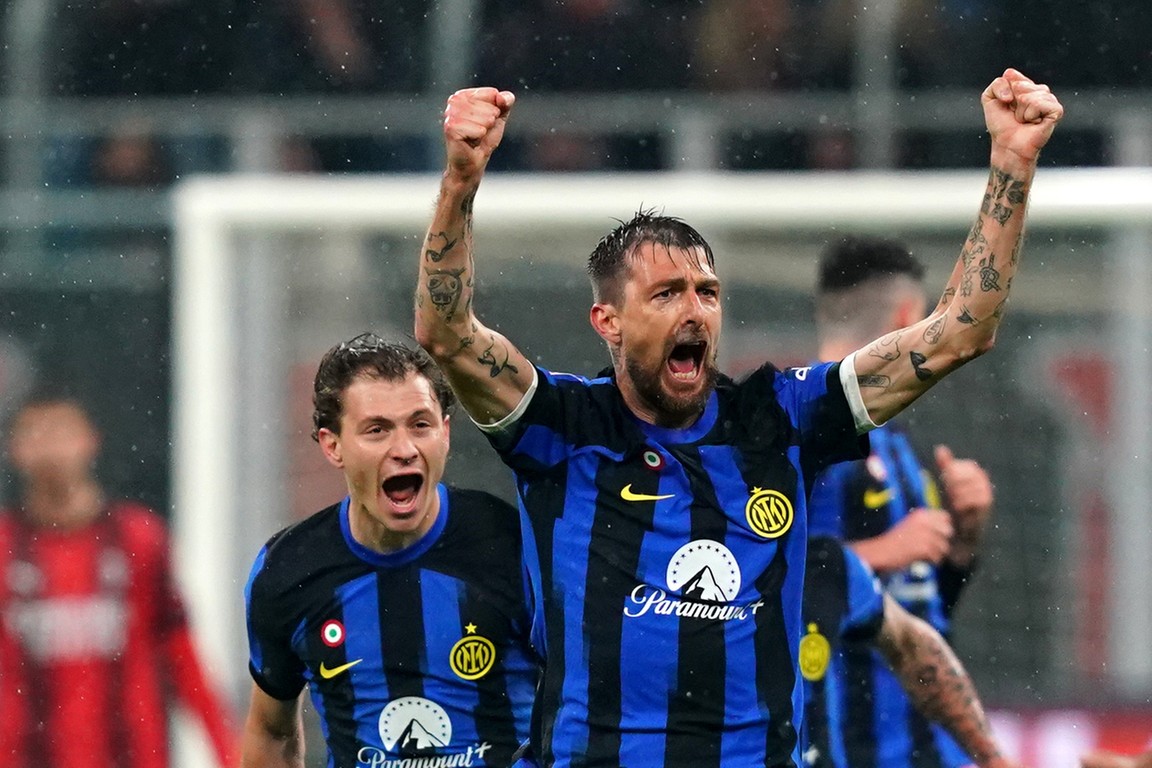 Internazionale kroont zich in derby met Milan tot kampioen van Italië