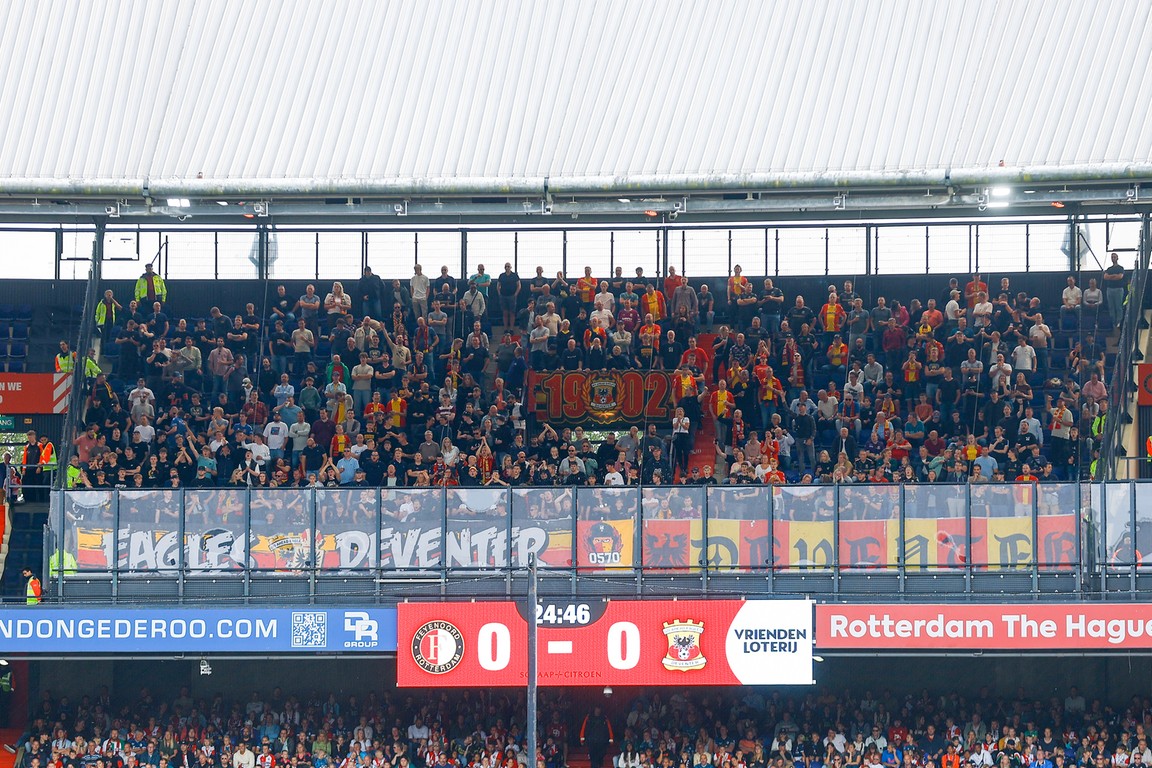 Supporters Go Ahead komen met mooi gebaar richting bekerwinnaar Feyenoord