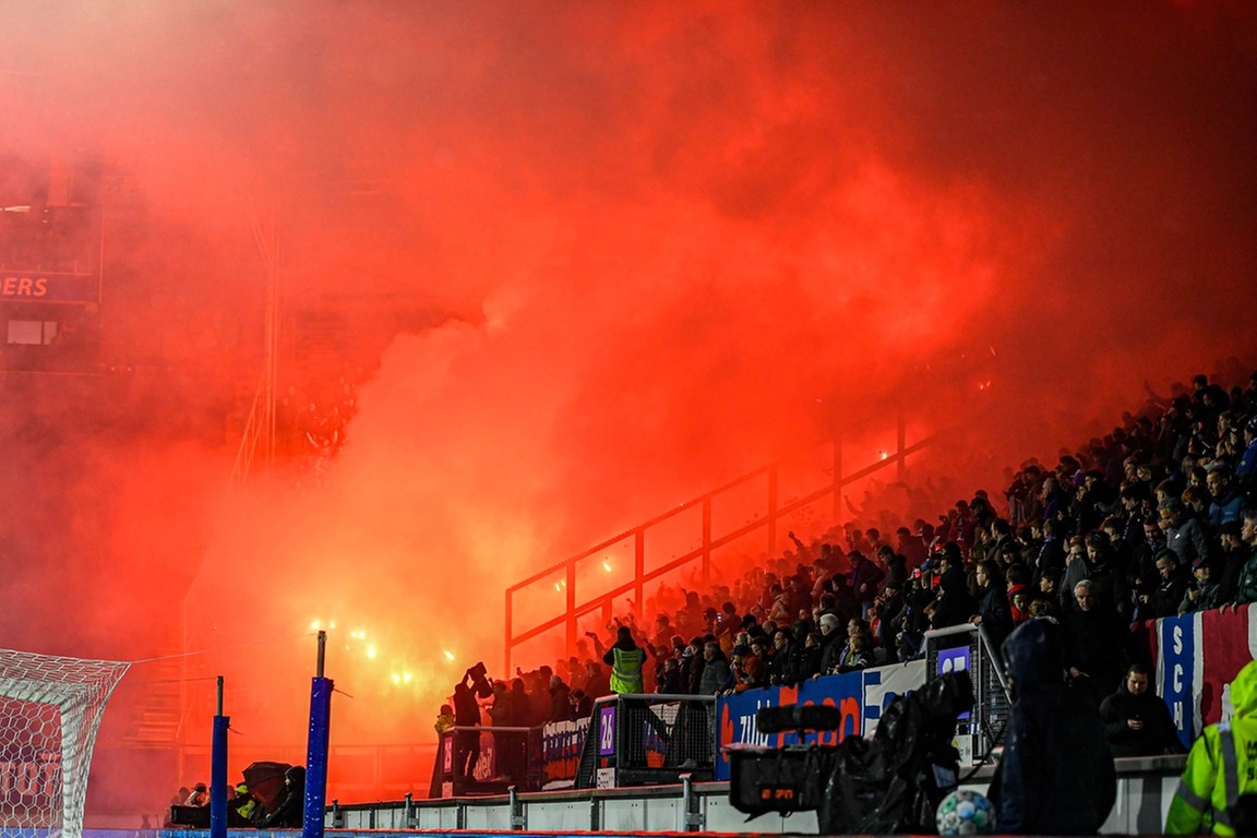 Bosz baalt van vuurwerk PSV-supporters: 'Liever dertig seconden later'