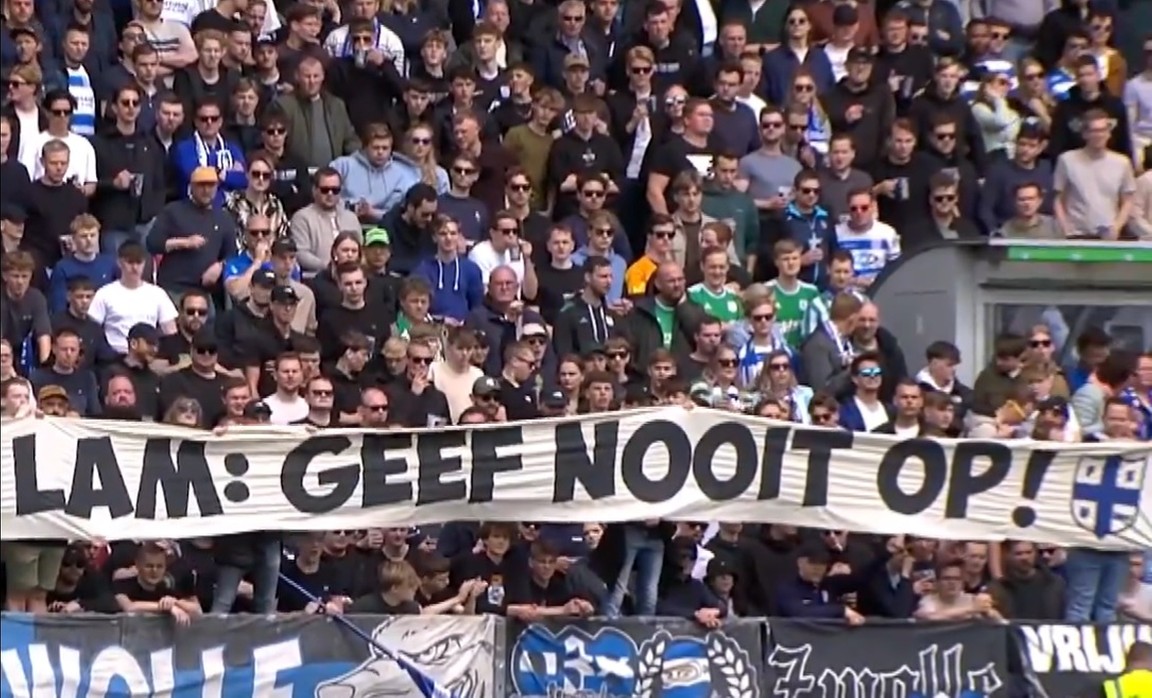 PEC Zwolle-fans steken Lam op fraaie wijze hart onder de riem