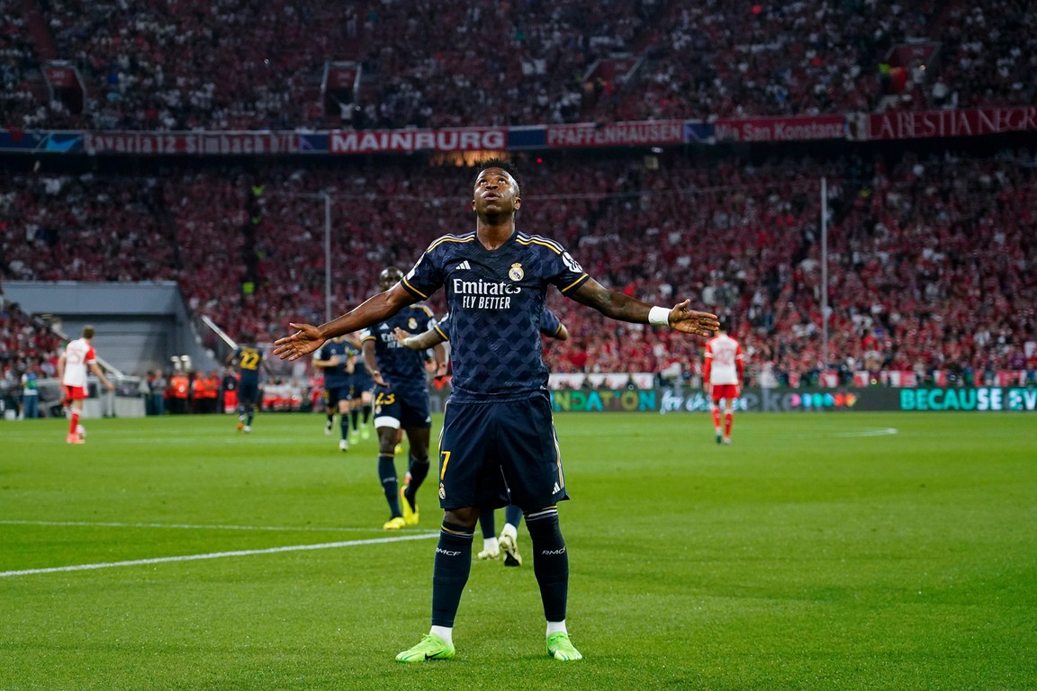 Vinícius Júnior redt Real Madrid tegen Bayern in voetbalshow