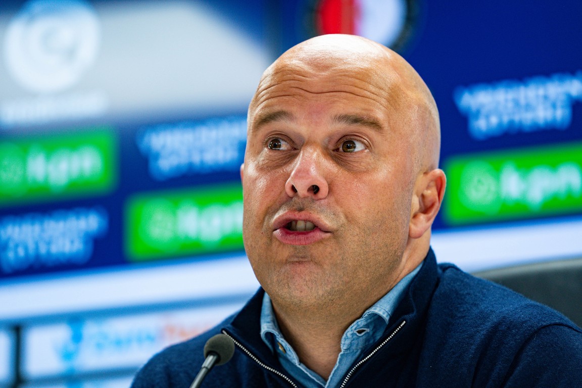 Slot neemt afscheid van Feyenoord-personeel: 'Doet best veel met me'