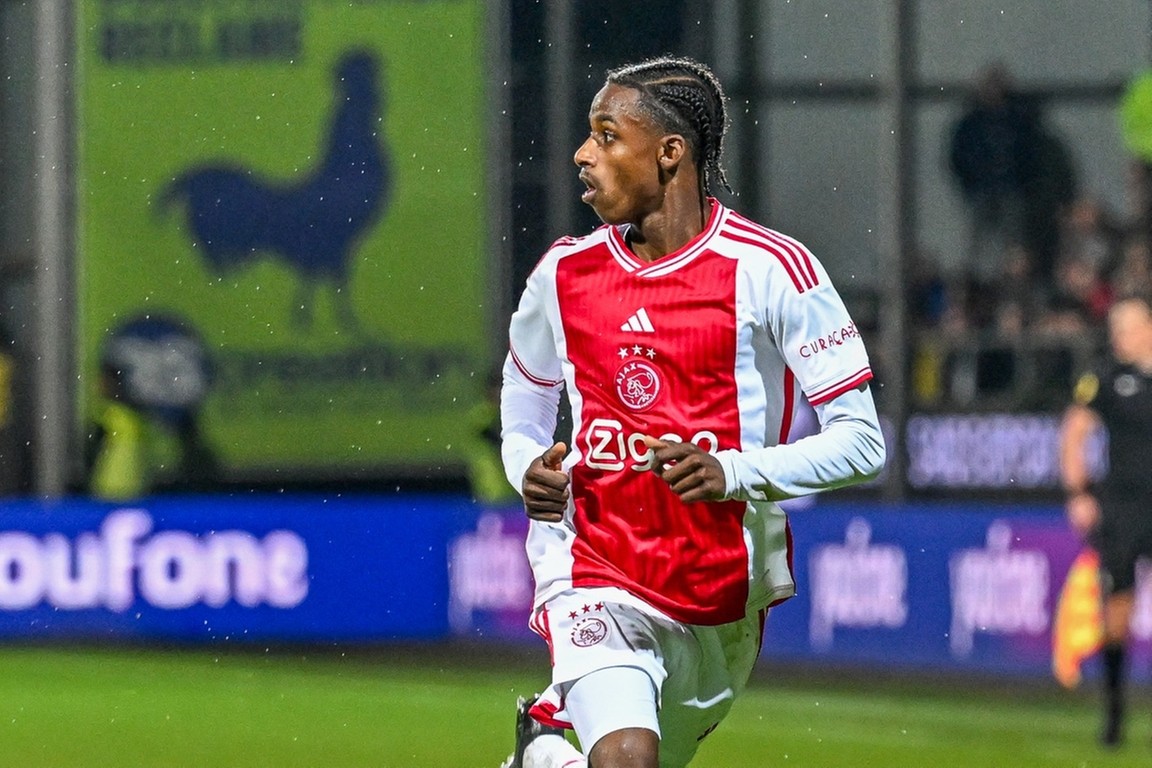 Martha op weg naar de uitgang bij Ajax