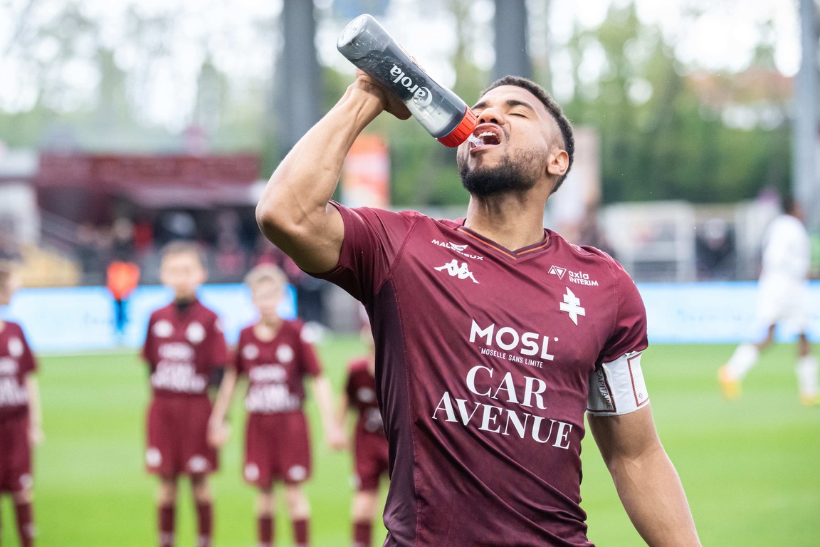 Metz-trainer maakt aanvoerder met grond gelijk: 'Moeten zijn contract opzeggen'