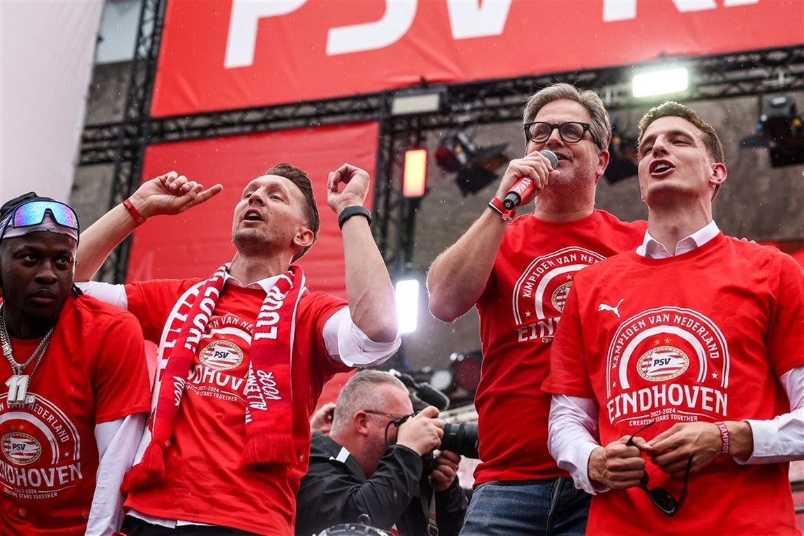 PSV onthult bijzonder standbeeld na 'Grootse' zeventien jaar
