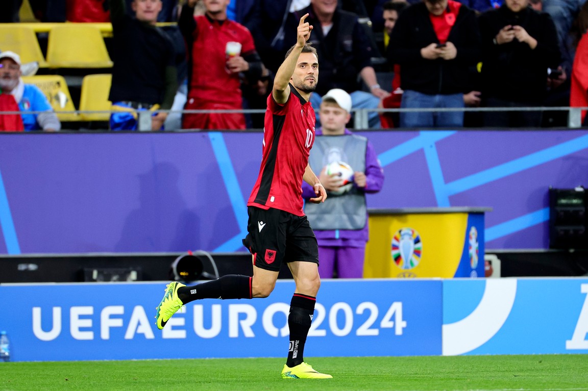 Albanië profiteert van fout Italië en maakt snelste EK-goal ooit