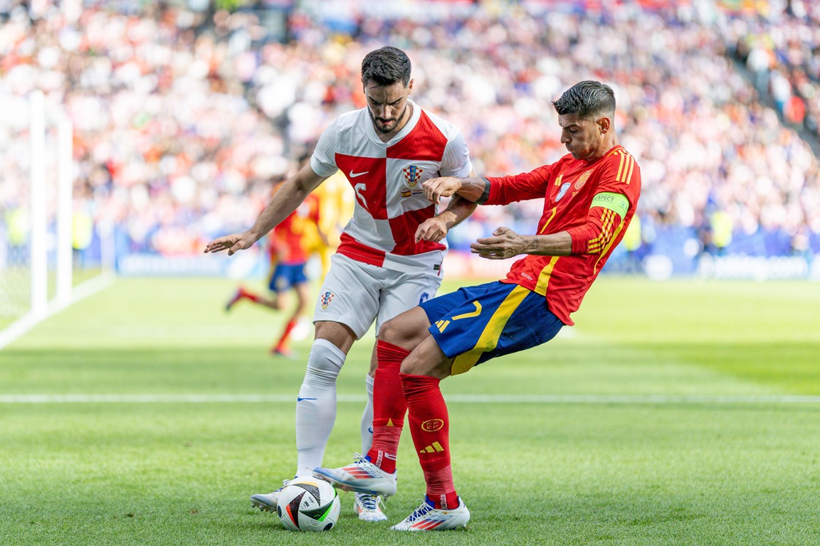 Ajax kijkt aandachtig naar Josip Sutalo in een Kroatië-shirt