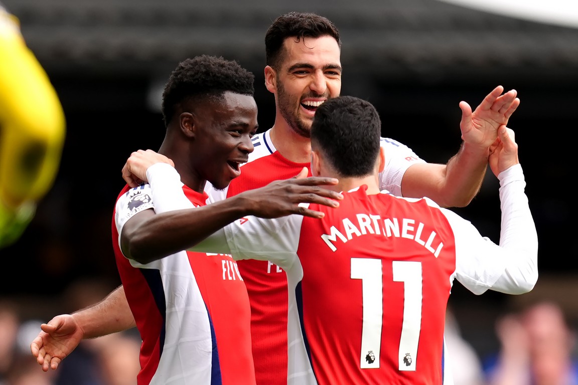 Arsenal stelt titelfeest Liverpool uit met ruime zege en superassist