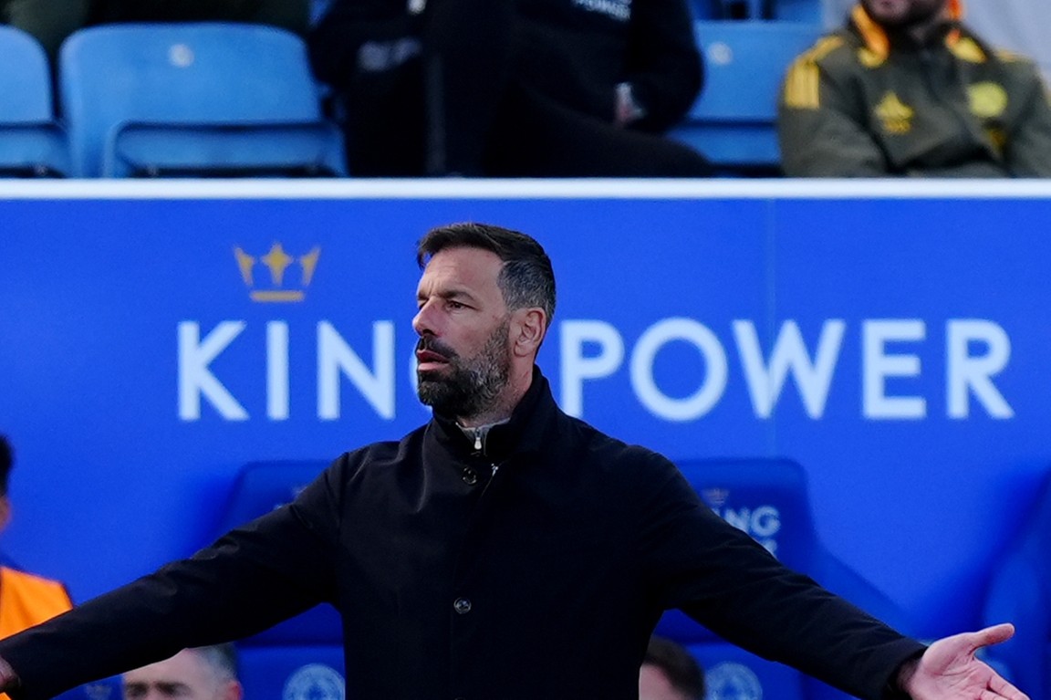 Van Nistelrooij wacht na degradatie op duidelijkheid Leicester City