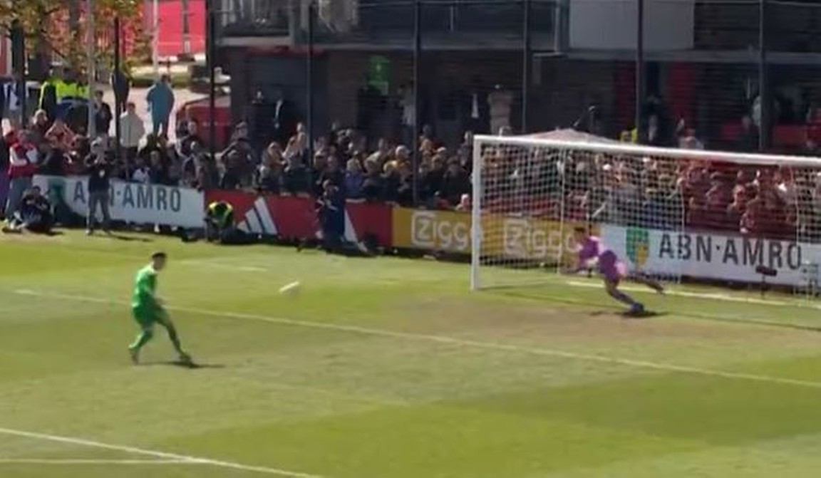 Ajax wint Future Cup na heerlijke slotdag met panenka van keeper