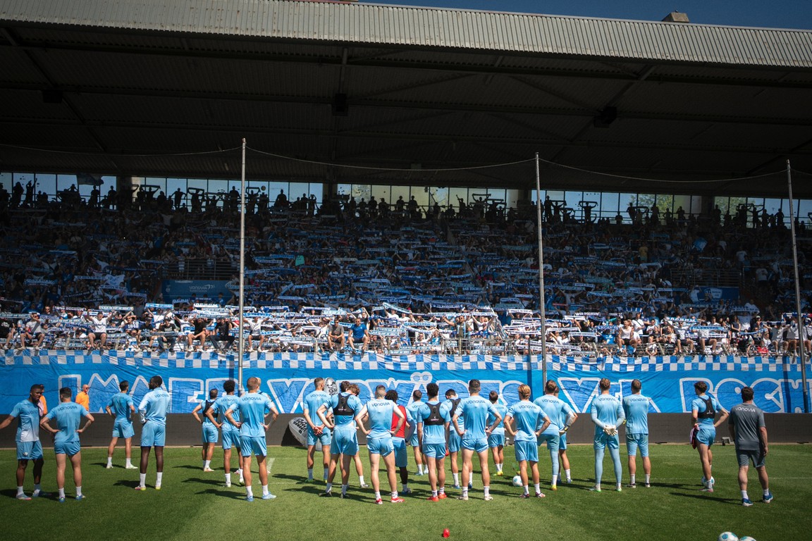 Prachtig: duizenden fans zwaaien Bochum uit op weg naar 'degradatiefinale'