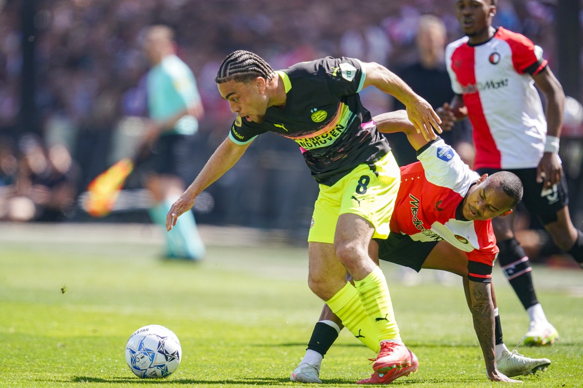 Bosz doet rustig aan met Dest: 'Malacia is op links zeker een optie'