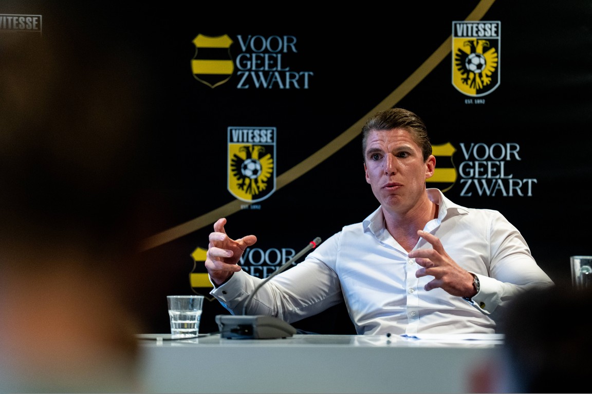 Dit zegt Timo Braasch over licentie Vitesse en John van den Brom