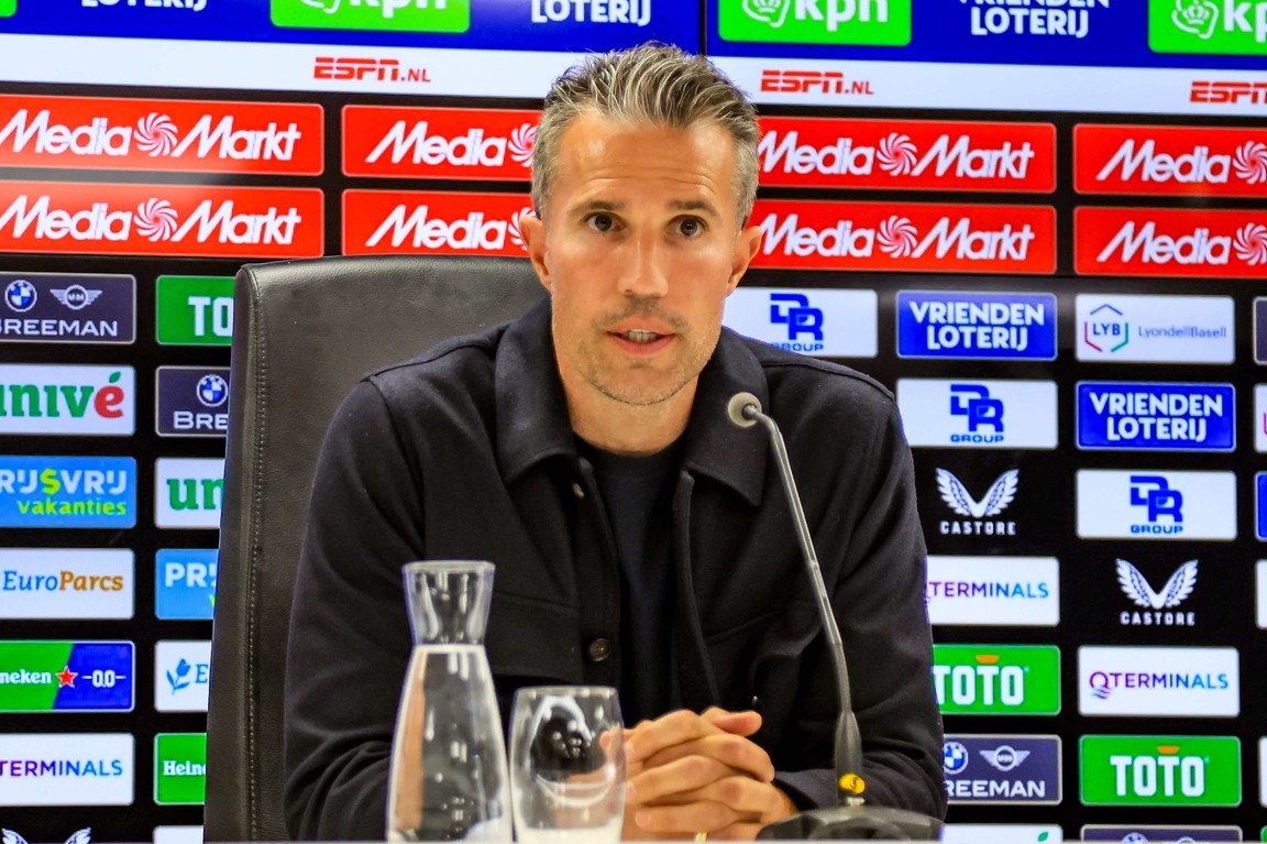 Van Persie over volksfeest na vertrek uit Heerenveen: 'Puur vanwege winst op AZ'