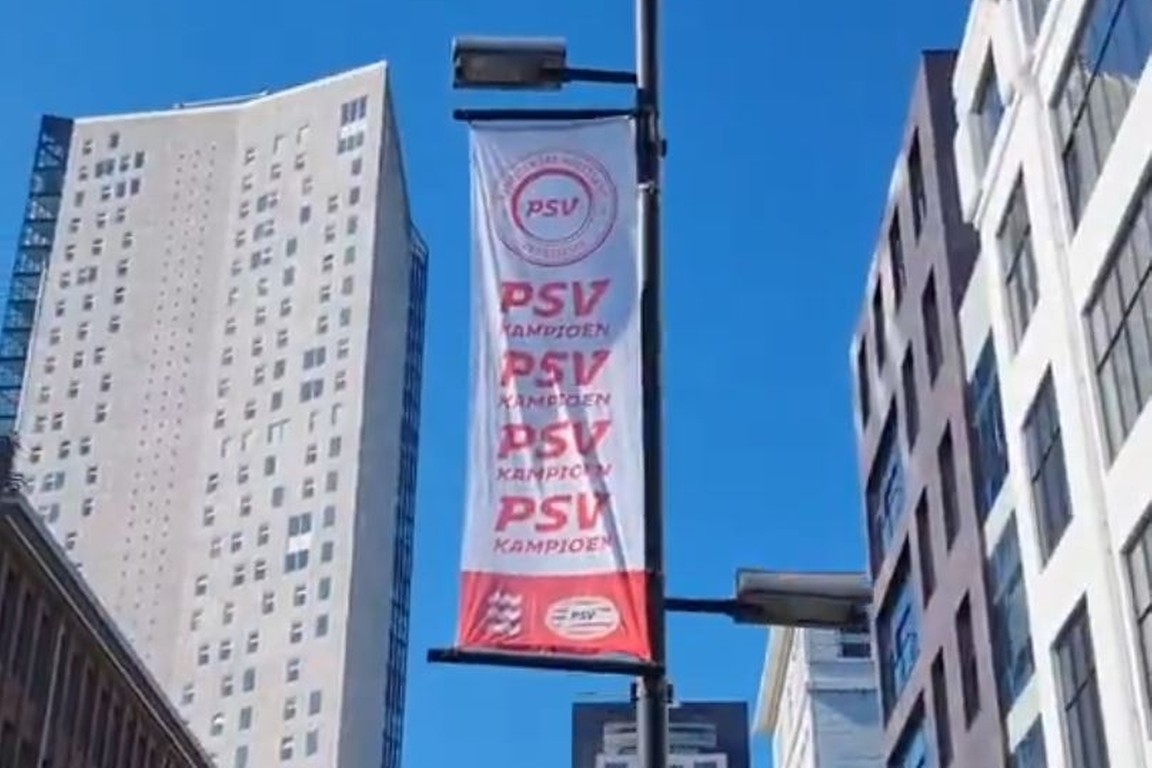 Foutje in Eindhoven: kampioensvlaggen van PSV al opgehangen