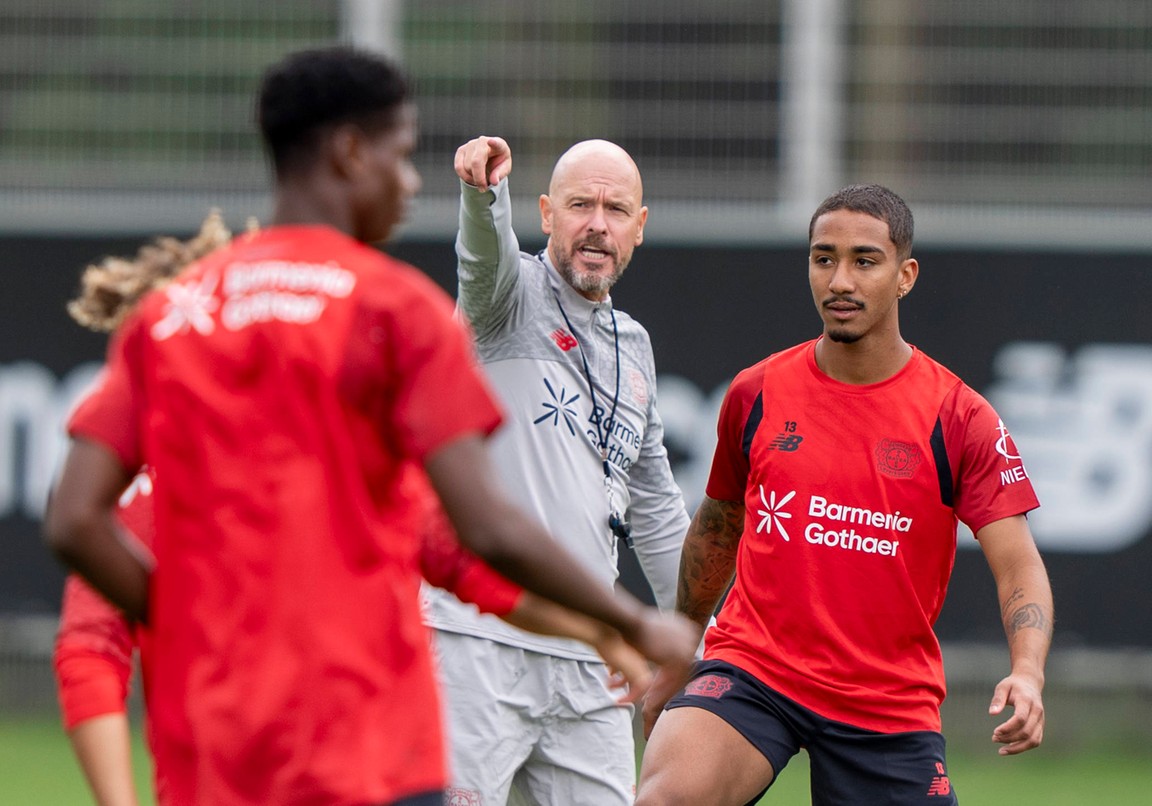 Media kritisch op Ten Hag na dramatische start: 'Première ging hopeloos mis'