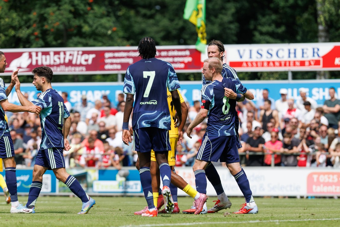 Ajax buigt achterstand om en boekt zakelijke oefenzege op KV Mechelen