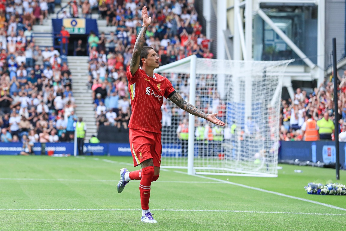 Wirtz maakt officieus debuut tijdens ruime oefenzege Liverpool