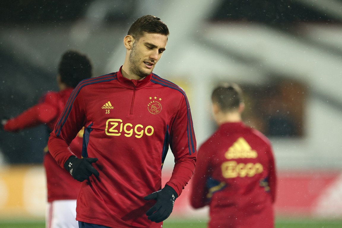 Kersvers Napoli-spits Lucca praat over Ajax bij presentatie