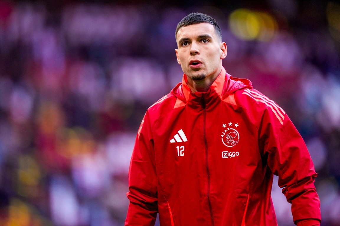 Keeper Gorter op weg naar de uitgang bij Ajax