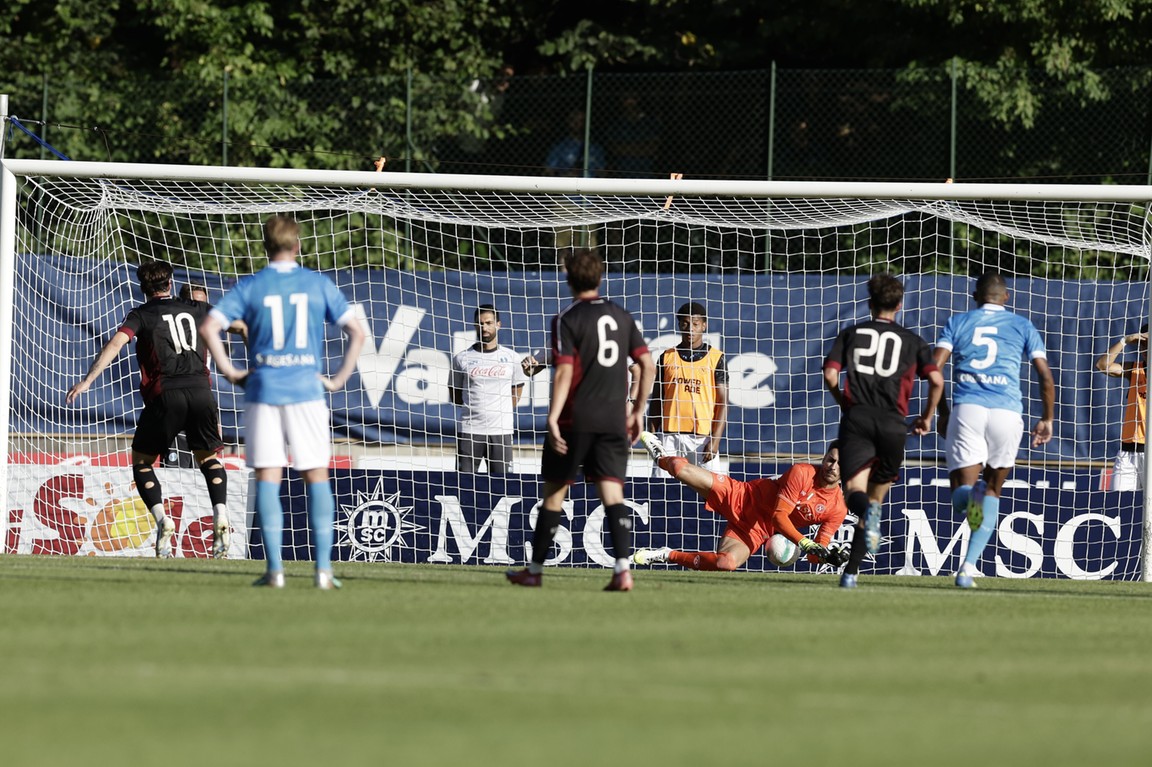 Lang oogst applaus en veroorzaakt penalty bij valse start Napoli