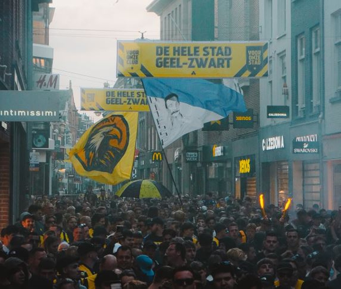 Geweldige beelden: fans van noodlijdend Vitesse tonen clubliefde