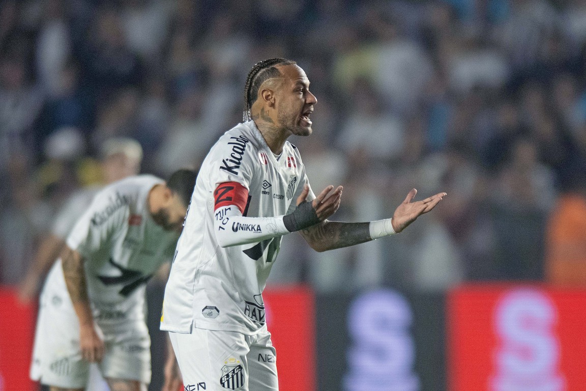 Neymar zoekt confrontatie met fan na onterecht vieren van doelpunt