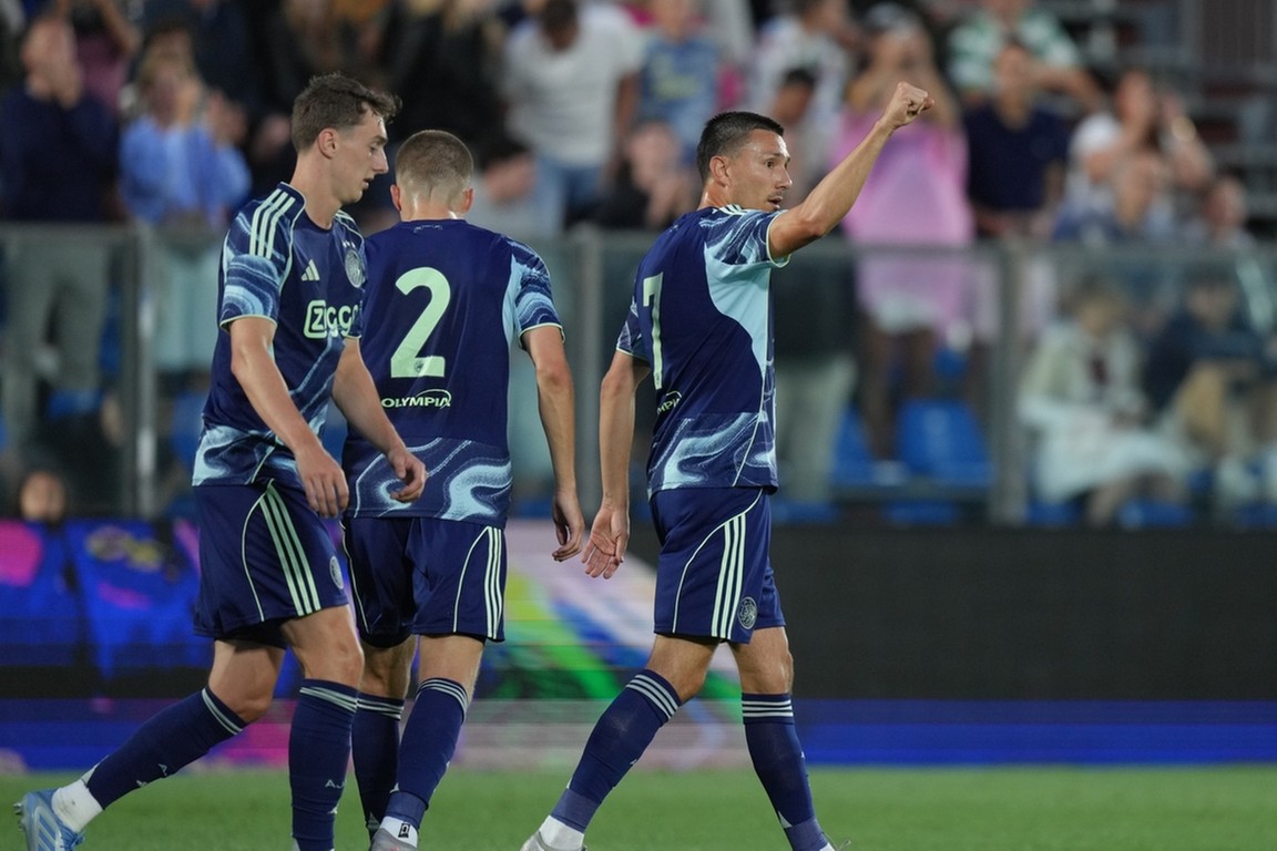 Jonkies nemen Ajax bij de hand op zorgeloze avond in Como