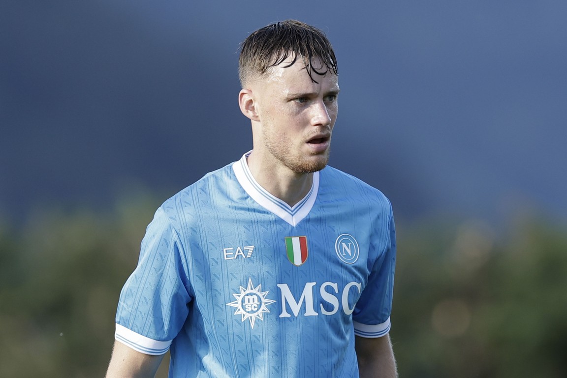 Beukema stelt zich voor aan Napoli-fans: 'Ik haal inspiratie uit Van Dijk'