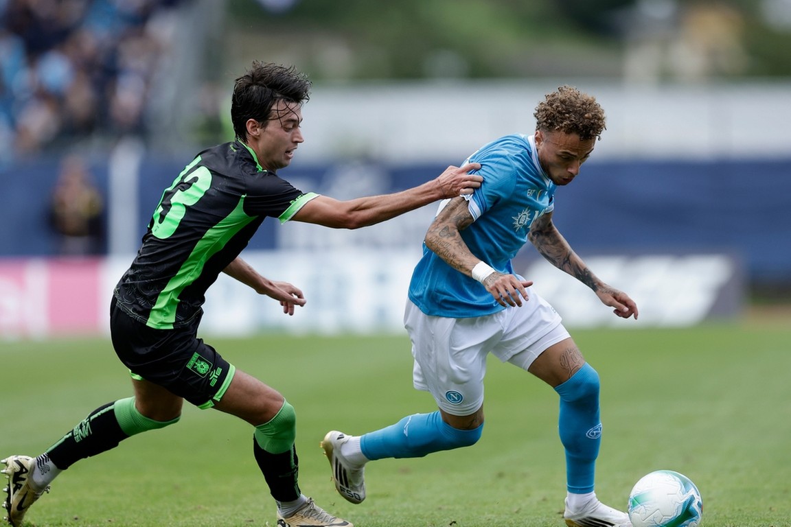 Lucca maakt eerste goal voor Napoli, basisdebuut Beukema