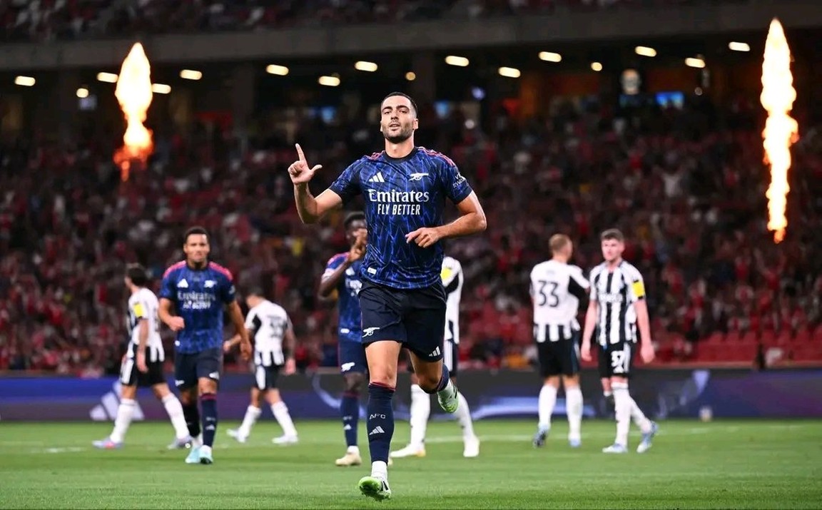 Arsenal verslaat Newcastle na knotsgekke eigen goal en spektakelstuk
