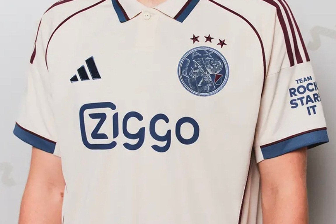 Ajax presenteert het derde shirt, met verwijzing naar jubileumjaar