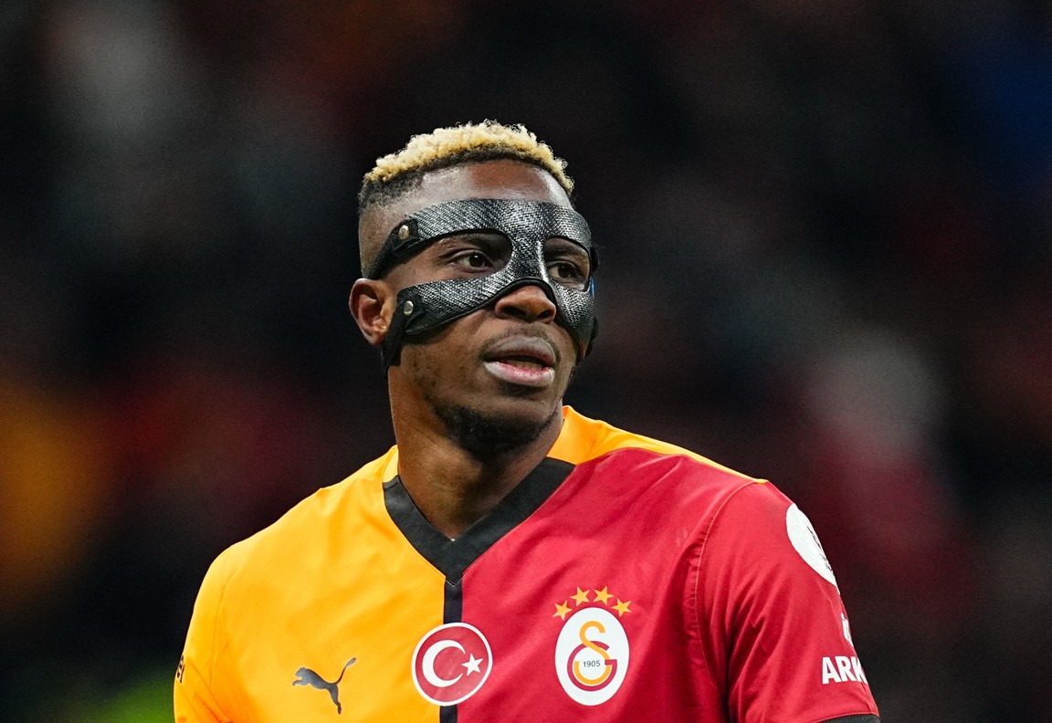 Galatasaray rondt recordtransfer af: Osimhen in vliegtuig naar Istanbul