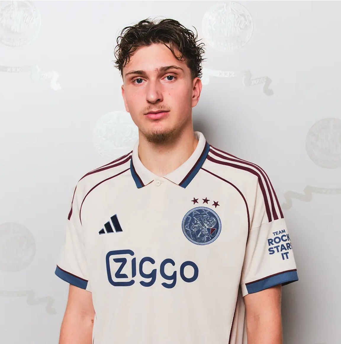 Ajax presenteert het derde shirt, met verwijzing naar jubileumjaar