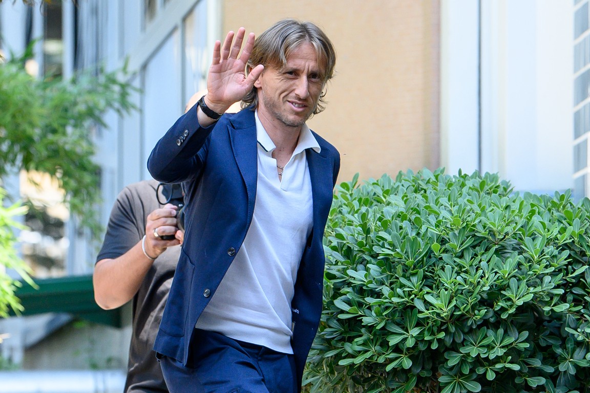 Modric voorgesteld in San Siro: 'Ook op mijn leeftijd word je nog emotioneel'