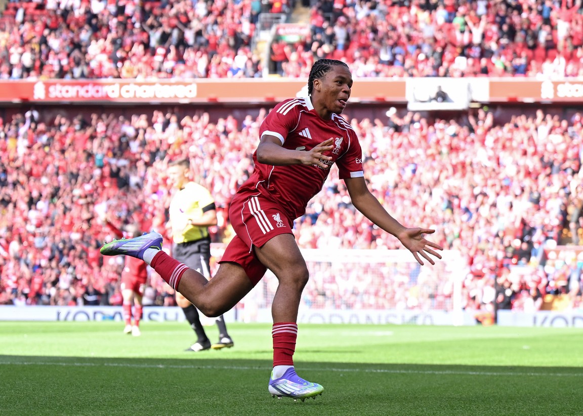 Zestienjarige Liverpool-sensatie laat zich ook op Anfield gelden
