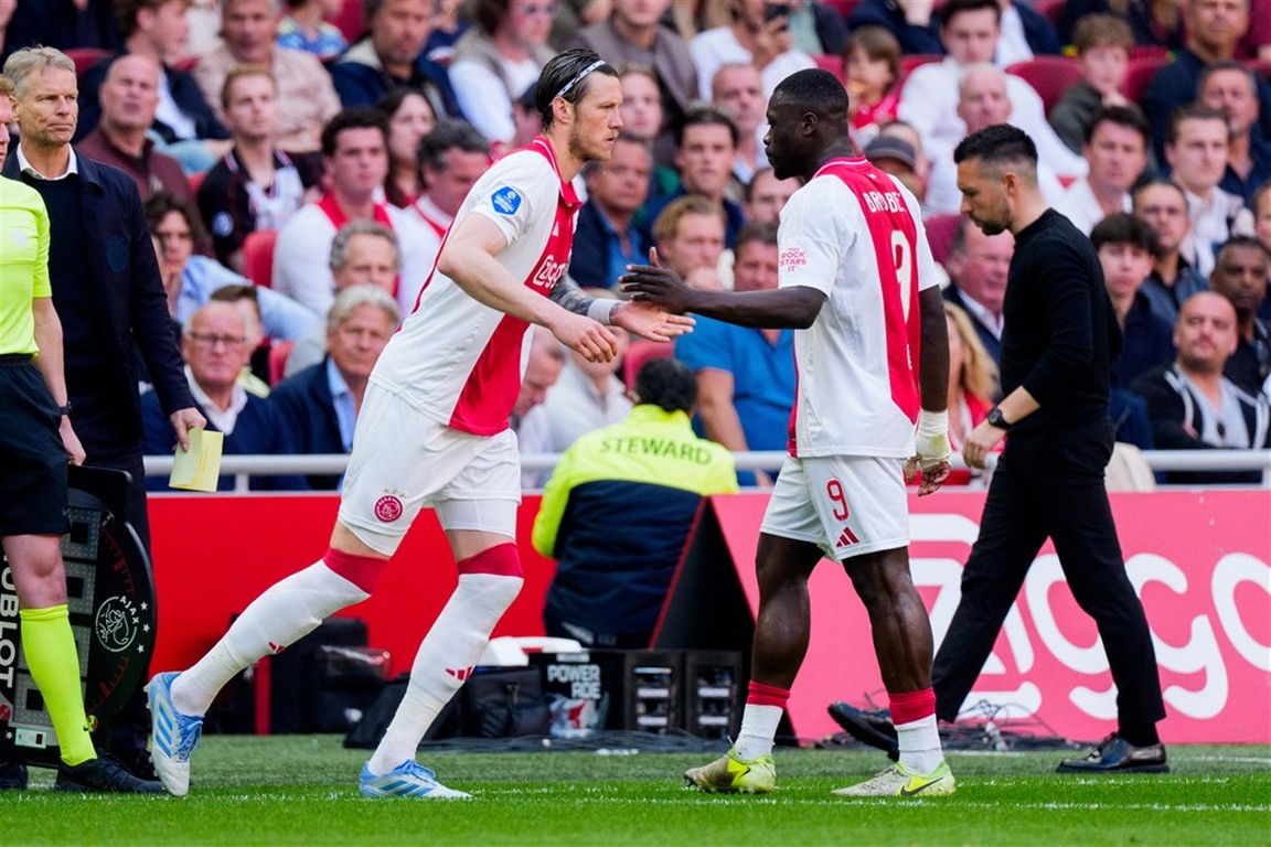De eeuwige discussie: Brobbey of Weghorst in de Ajax-basis?