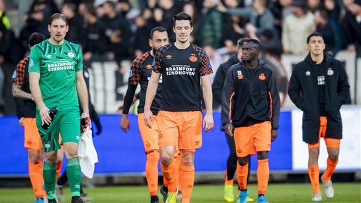 PSV's horrorreeks: van nek-aan-nek met Ajax tot een mega-achterstand
