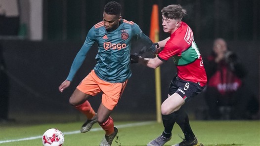 Jong Ajax verspeelt koppositie ondanks weergaloze recordgoal Brobbey