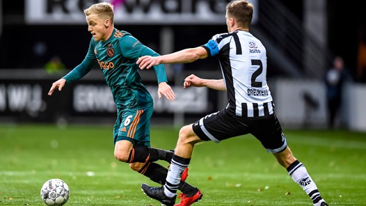 Donny van de Beek verzuipt op zoekend Ajax-middenveld