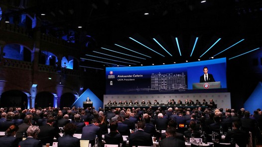 Borstklop-receptie UEFA: 'Moeten wij ons schamen voor ons succes?'