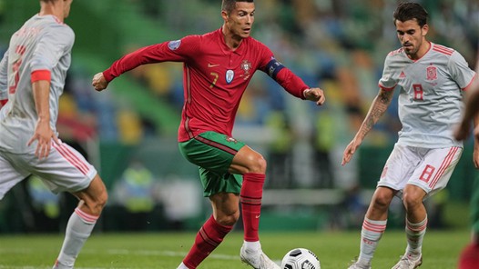 Lat zit Ronaldo in de weg tegen Spanje, Duitsland geeft driemaal voorsprong weg