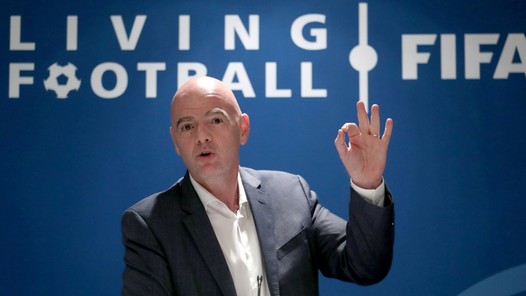 Ook FIFA is om: 'Buitenspelregel opnieuw onder de loep nemen'