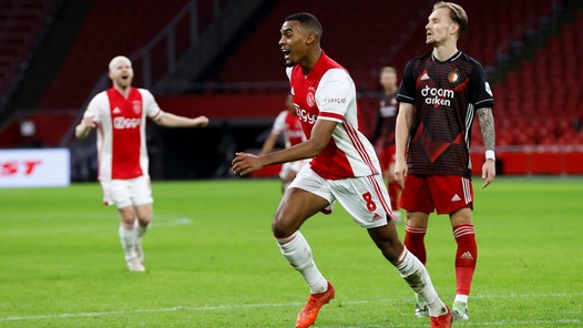Worstelend Ajax komt in fletse Klassieker tegen Feyenoord zéér goed weg