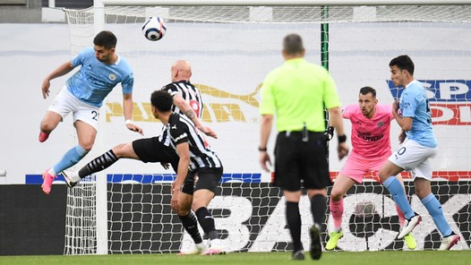 Torres steelt show met Zlataneske goal en hattrick in spektakelfeest City
