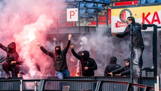 Tientallen Feyenoord-fans dringen De Kuip binnen met vuurwerk