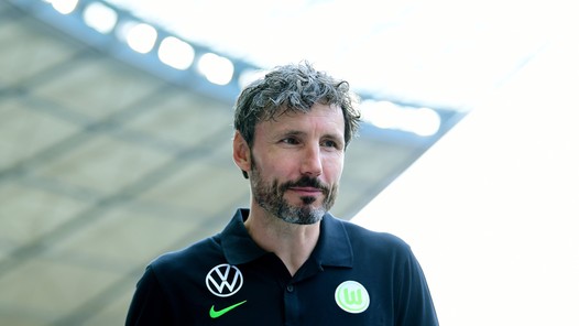 Van Bommel loodst Wolfsburg met hulp van Weghorst naar recordstart