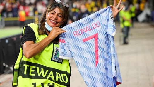 Cristiano Ronaldo geeft Zwitserse steward fraai cadeau na opmerkelijk incident